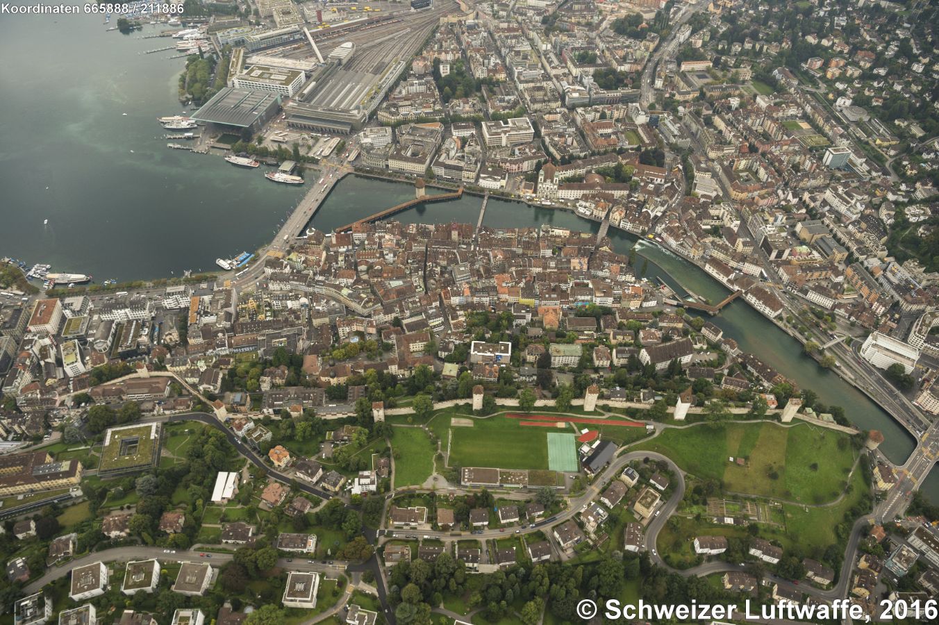 Museggmauer und -türme in der Bildmitte von NE nach SW verlaufend; Blick zum KKL, Unkiveristät und Bahnhof. Im Bildzentrum: Jesuitenkirche. Rechts im Bild: 'Babel'-Quartier.